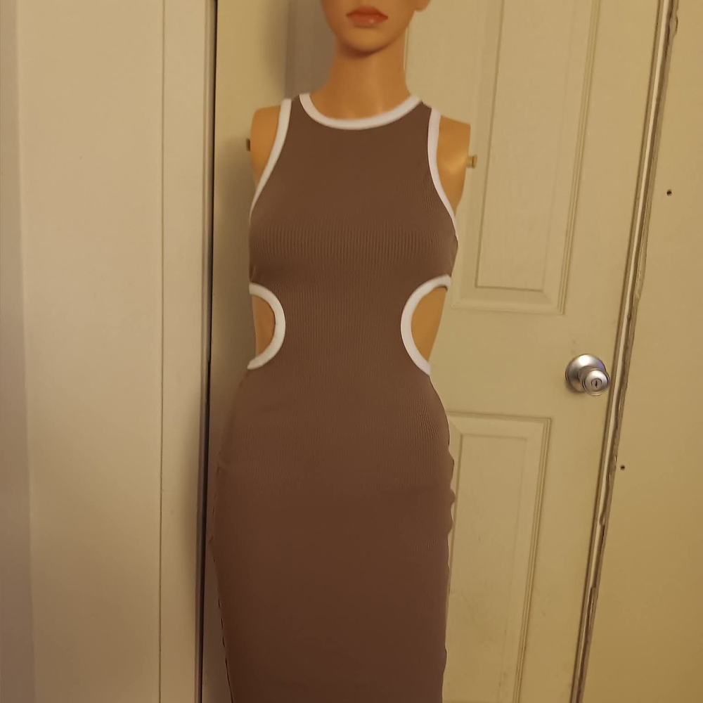 Elegant Brown Sleeveless Dress - Picture 1 of 4